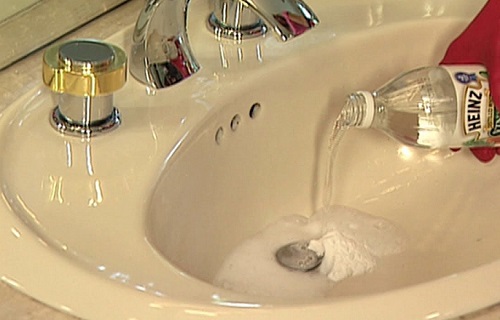 clean bathroom sink drain with baking soda